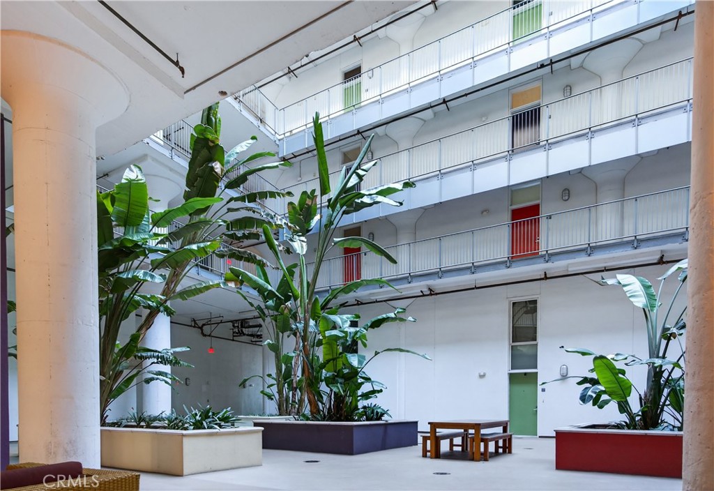 200 N San Fernando