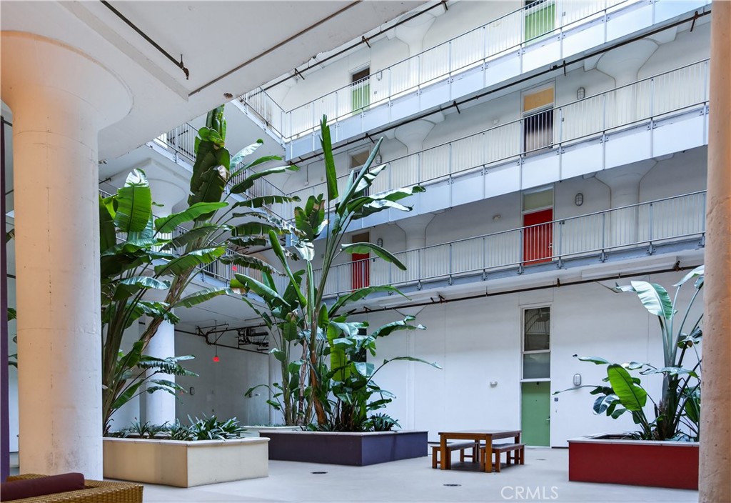 200 N San Fernando