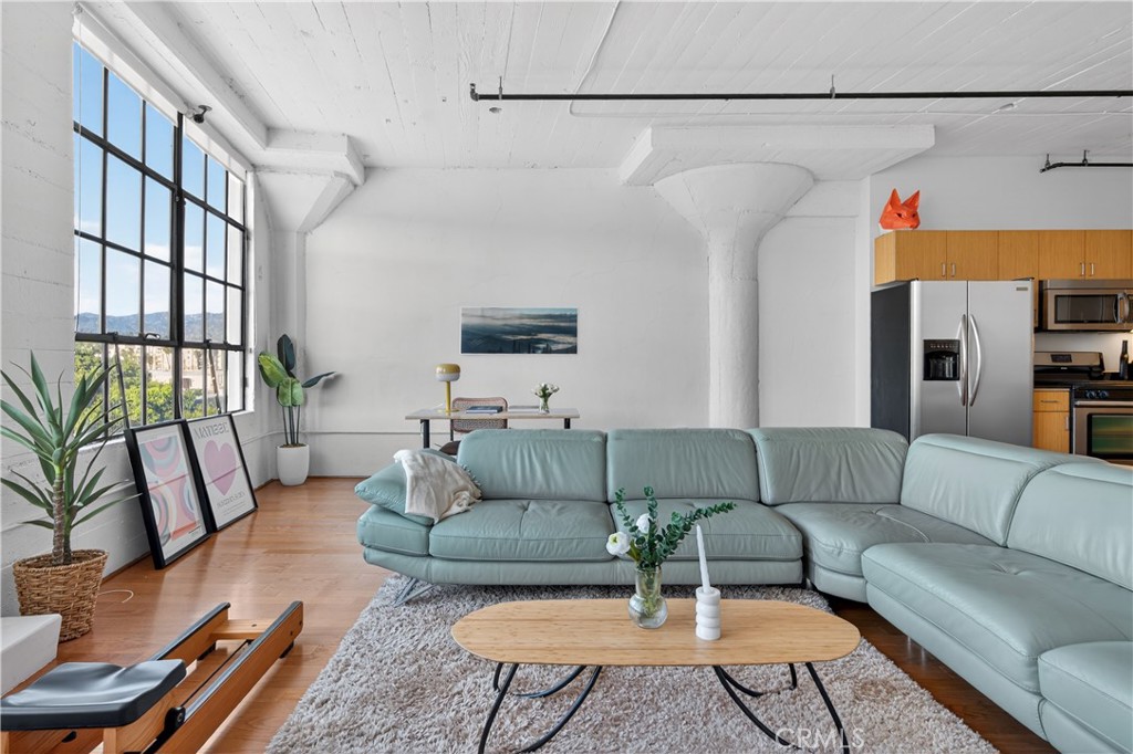 200 N San Fernando