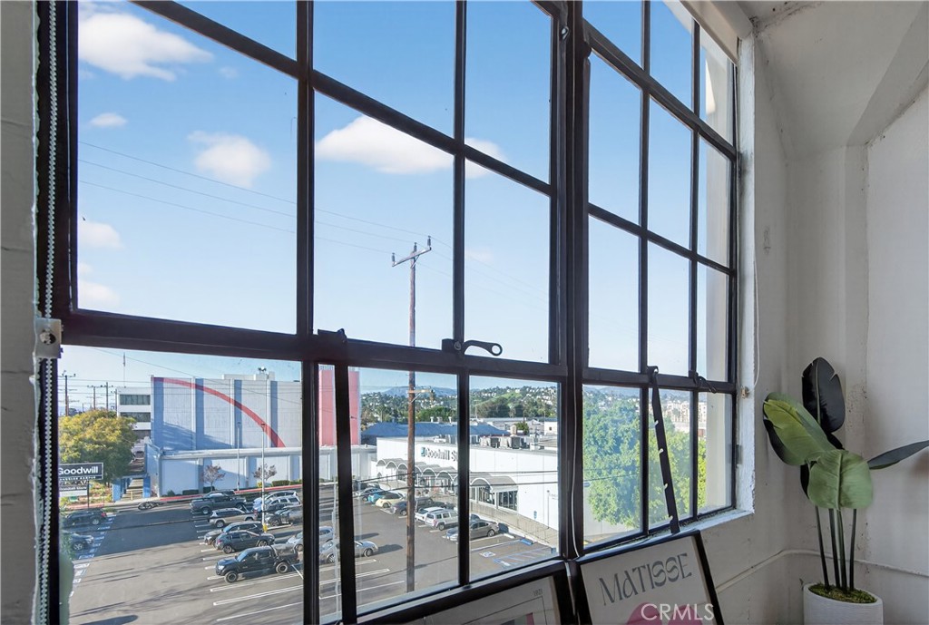 200 N San Fernando