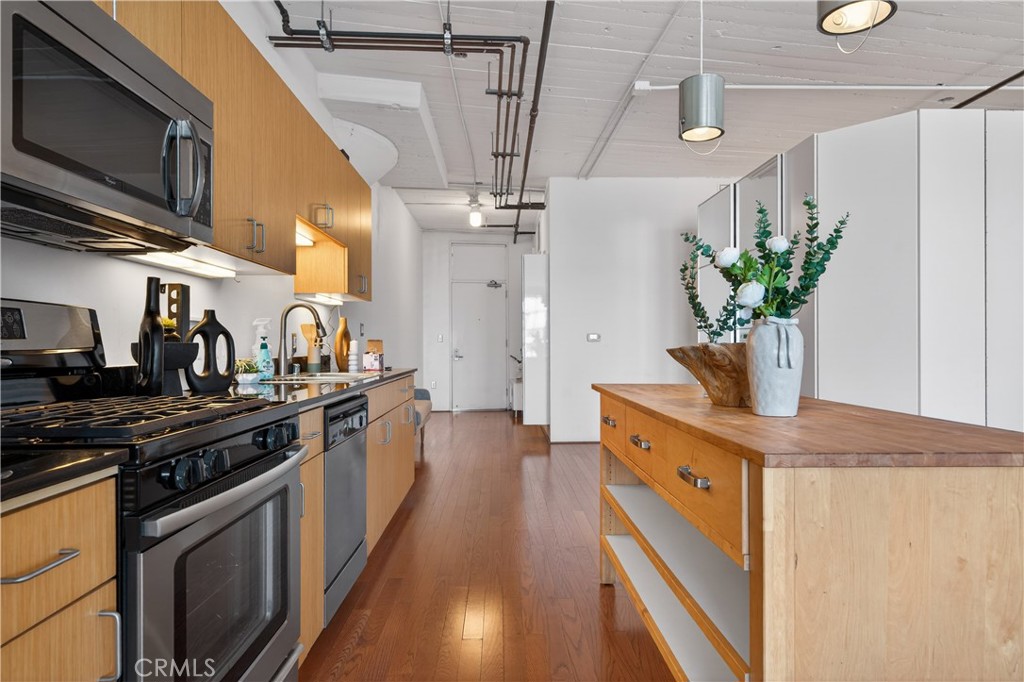 200 N San Fernando