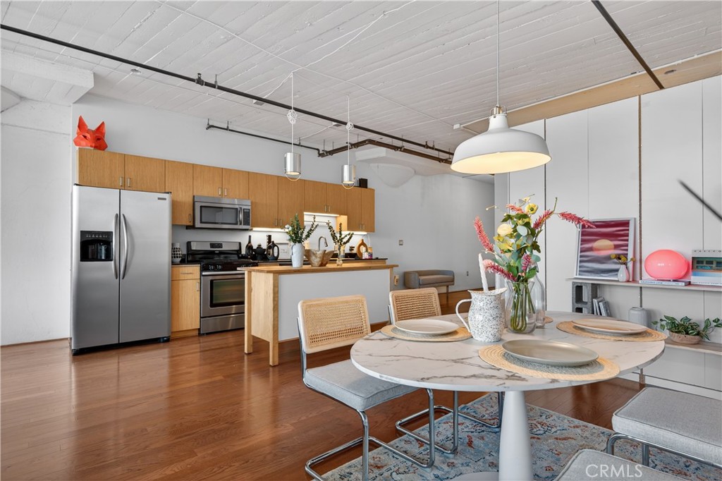 200 N San Fernando
