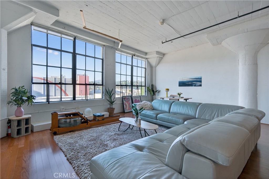 200 N San Fernando