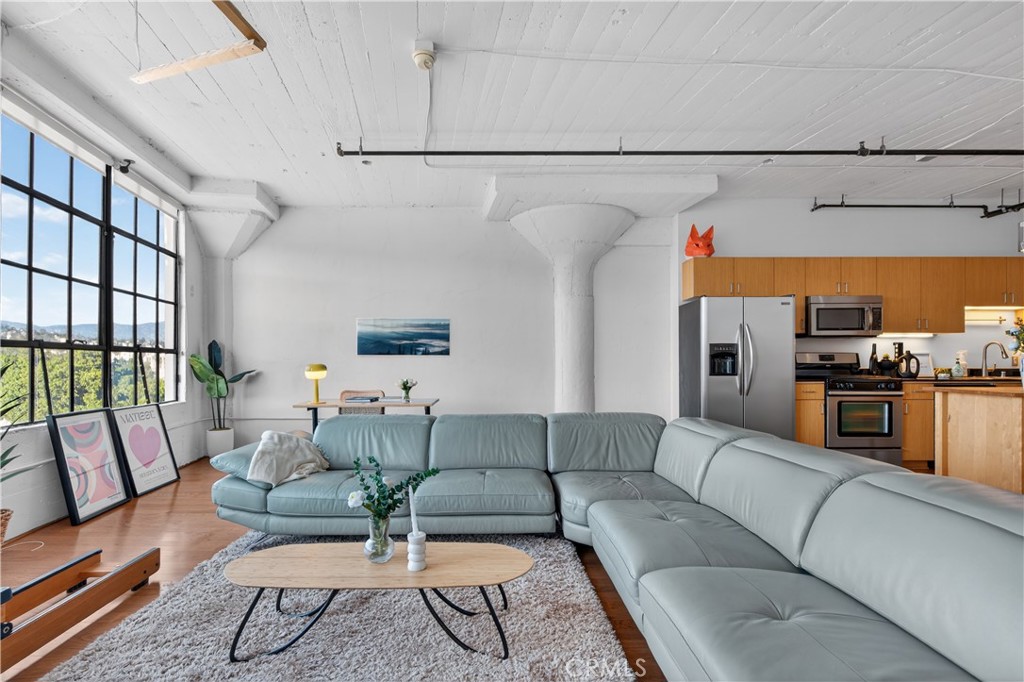 200 N San Fernando