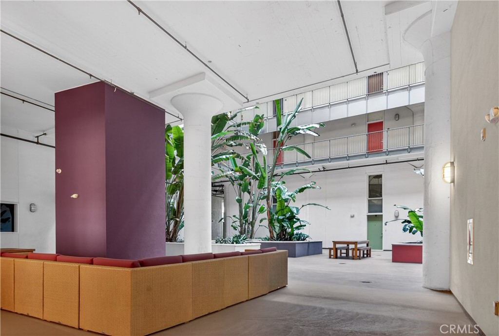 200 N San Fernando