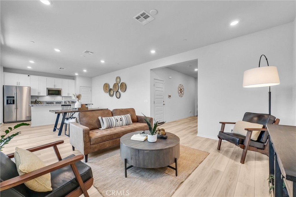 683 E Joseph Privado