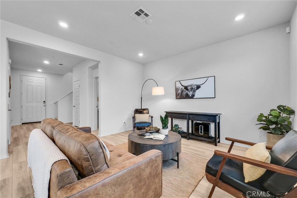 683 E Joseph Privado