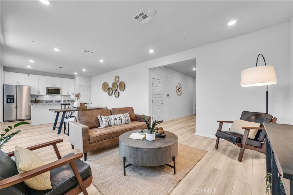 683 E Joseph Privado