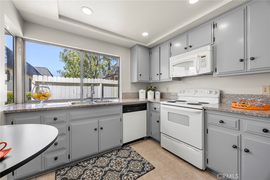 1330 Victoria C