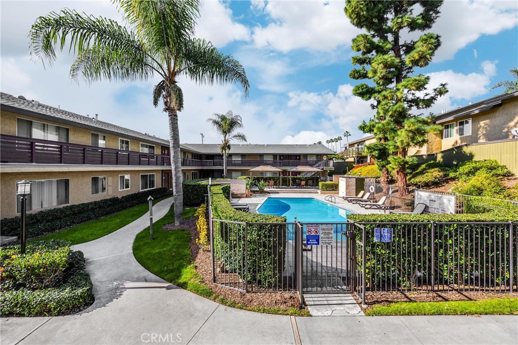 1410 W Lambert