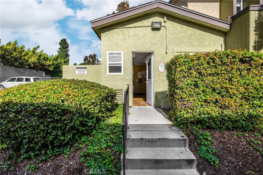 1410 W Lambert