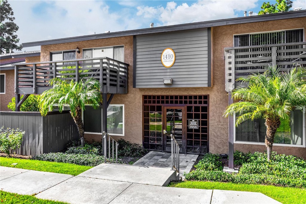 1410 W Lambert