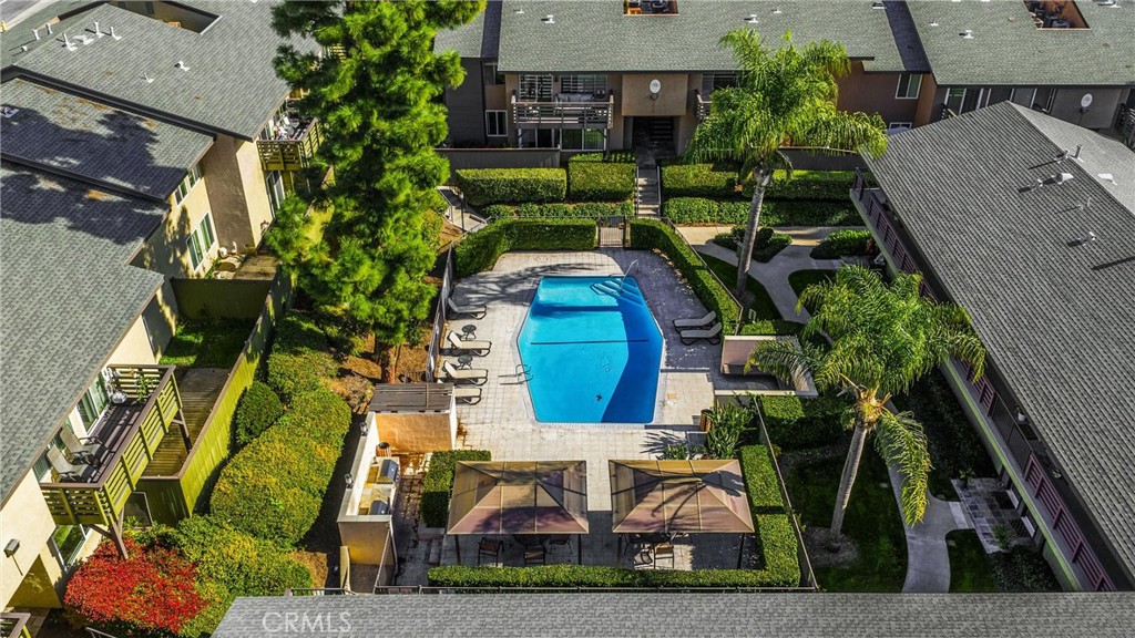 1410 W Lambert