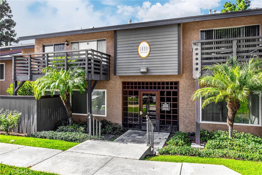 1410 W Lambert