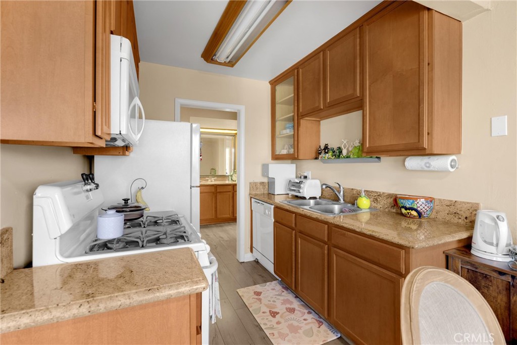1410 W Lambert