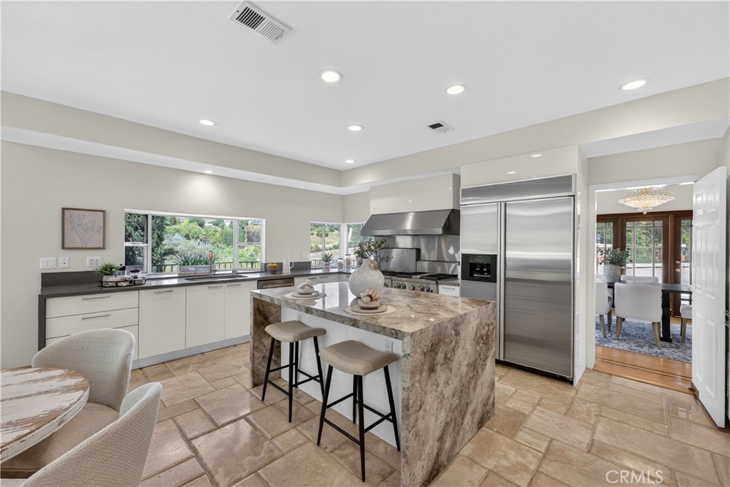 1050 N High Knoll