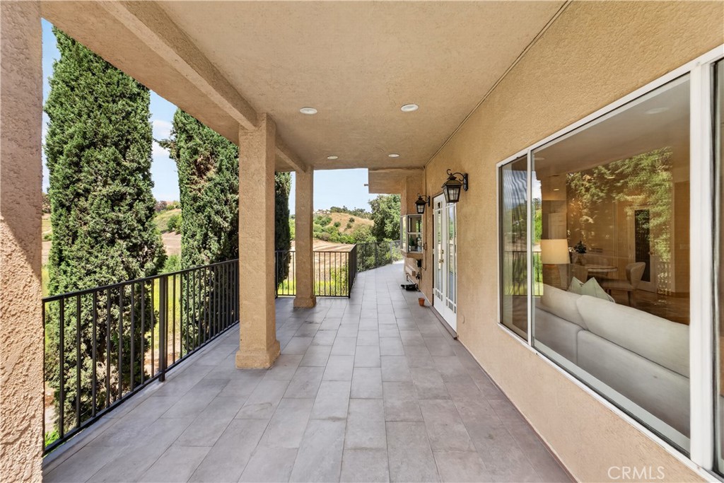 1050 N High Knoll