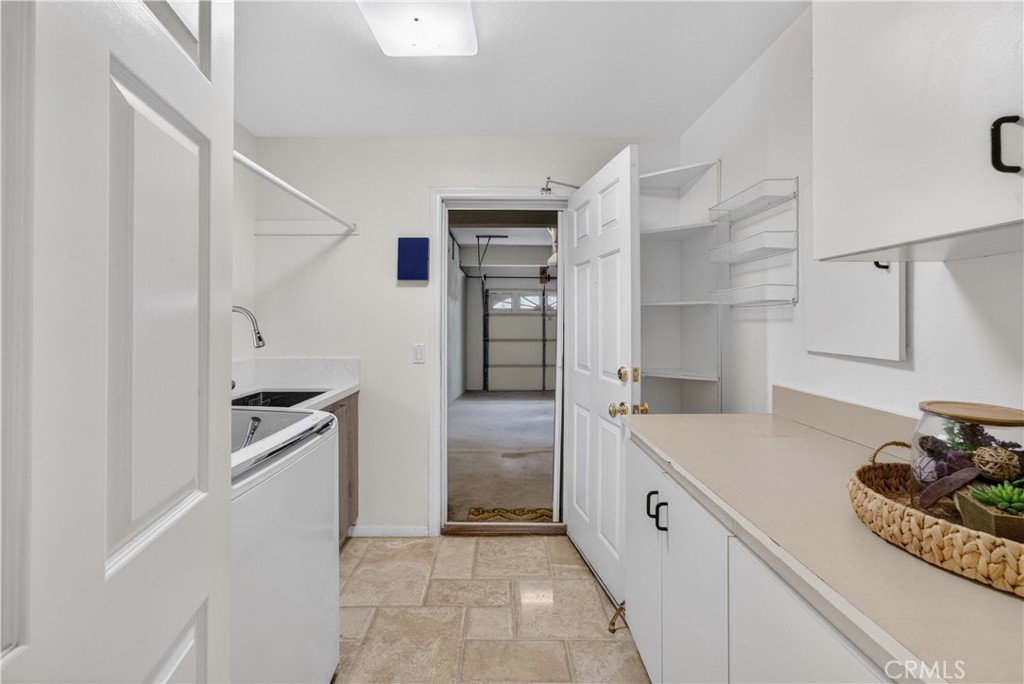 1050 N High Knoll