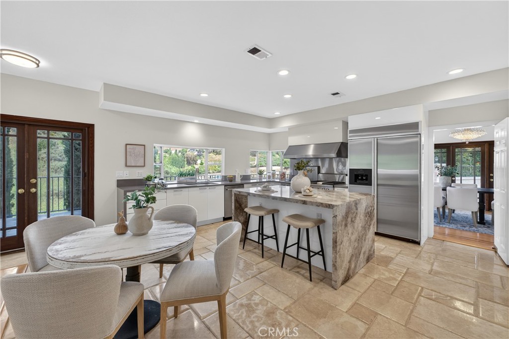 1050 N High Knoll
