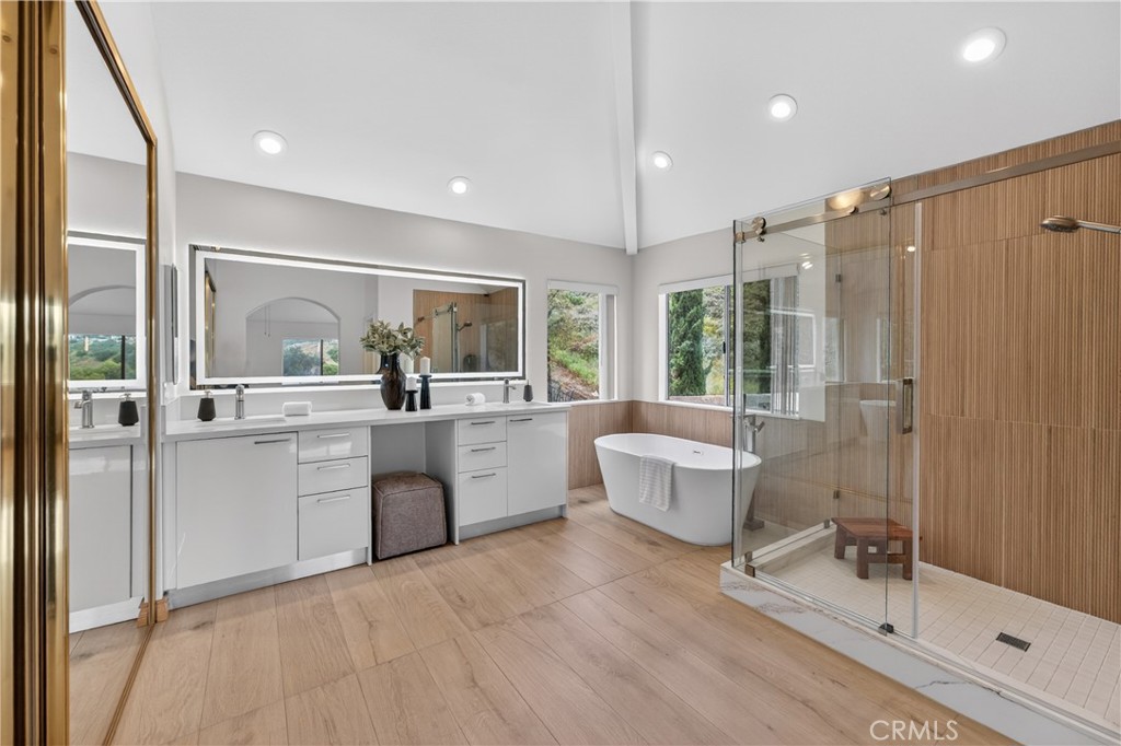 1050 N High Knoll