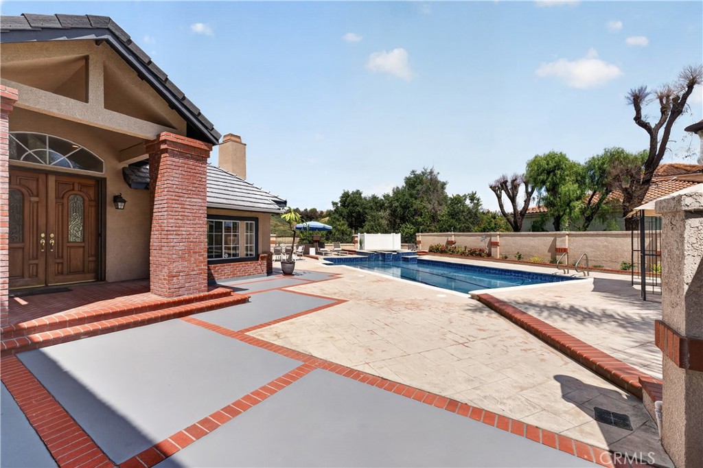 1050 N High Knoll