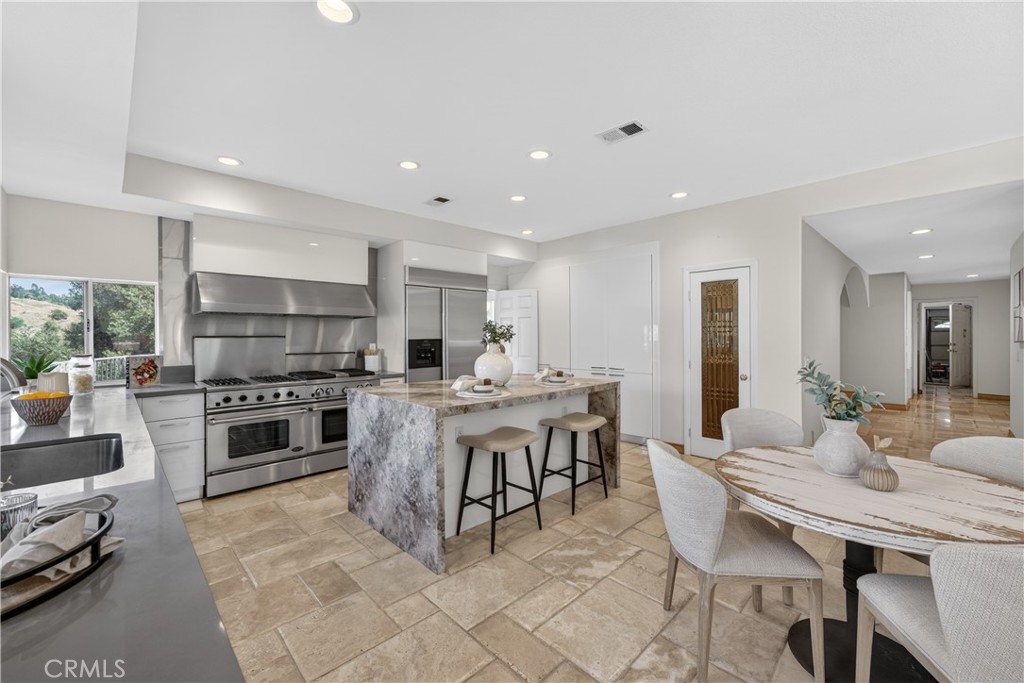 1050 N High Knoll