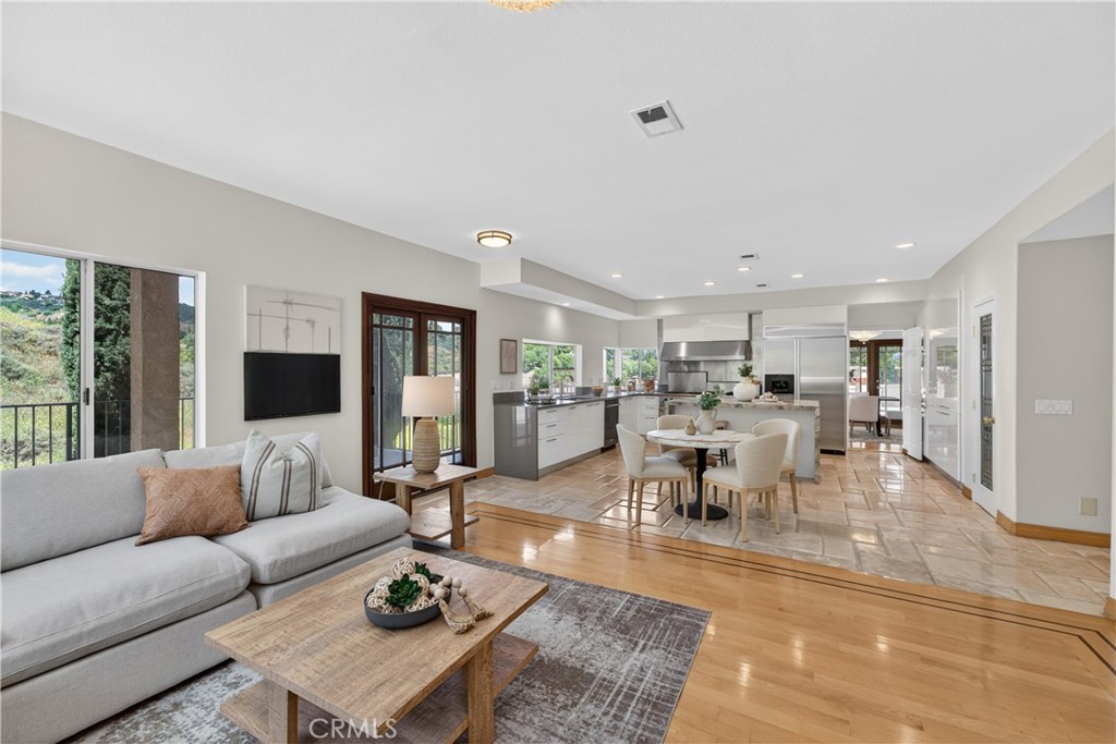 1050 N High Knoll