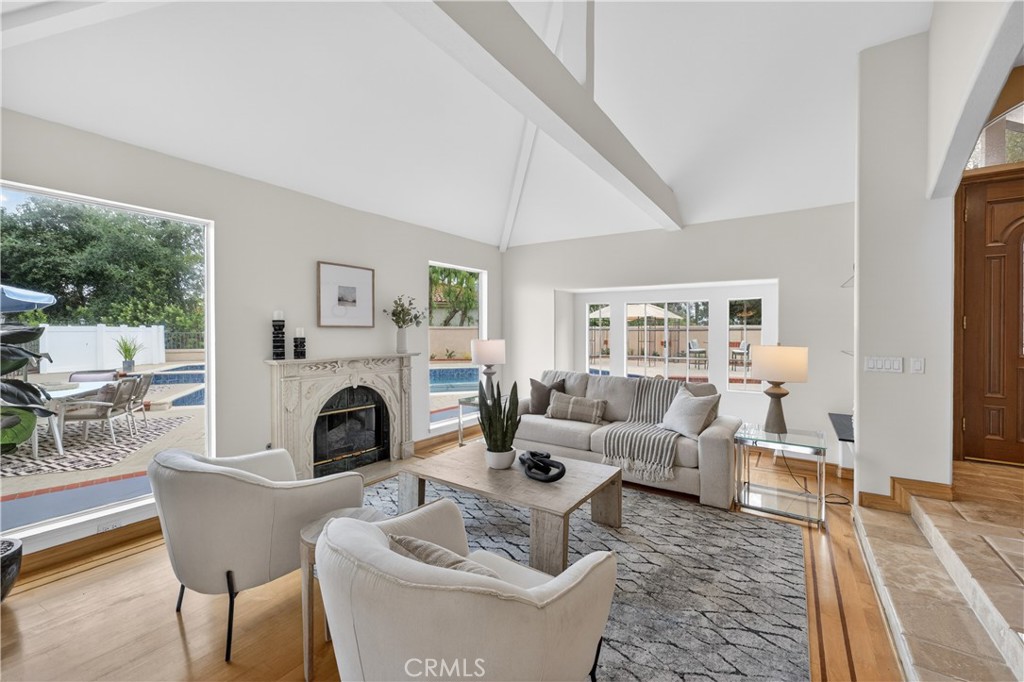 1050 N High Knoll