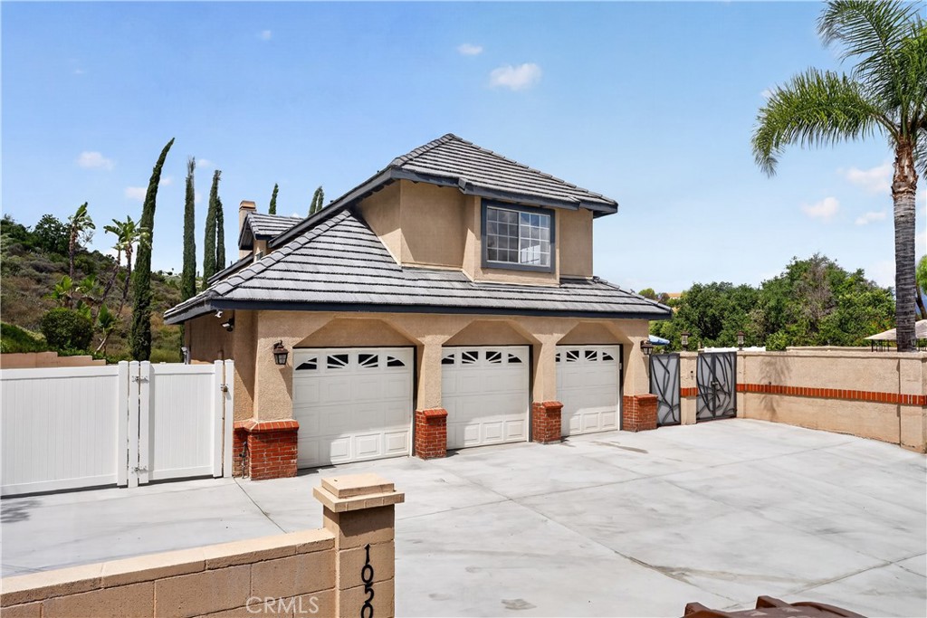1050 N High Knoll