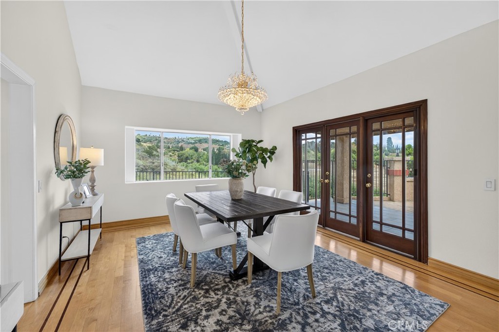 1050 N High Knoll