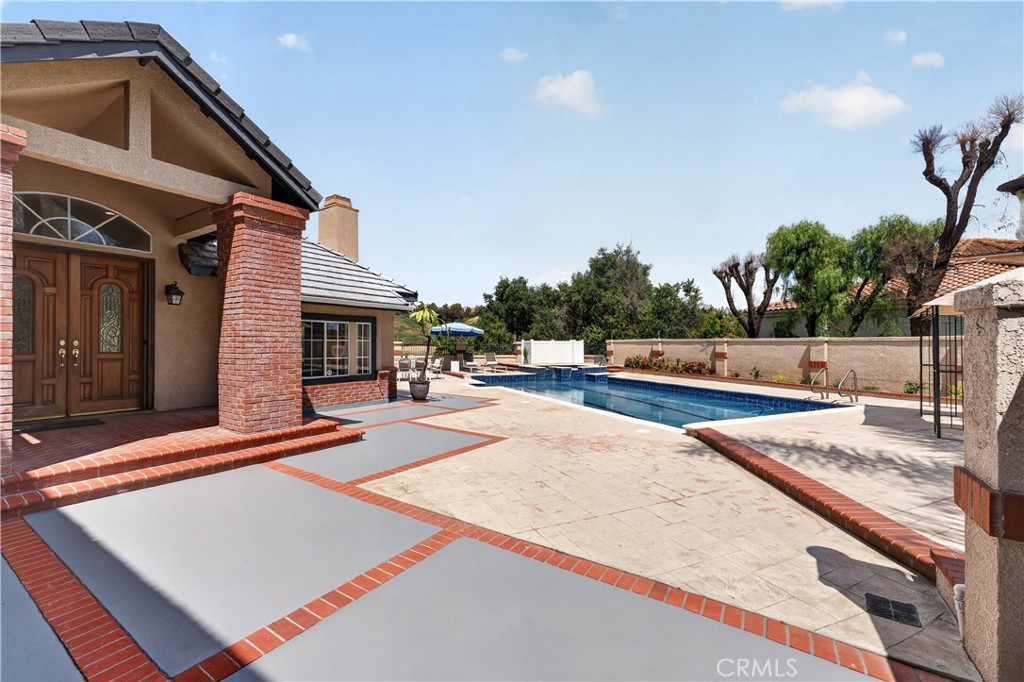 1050 N High Knoll