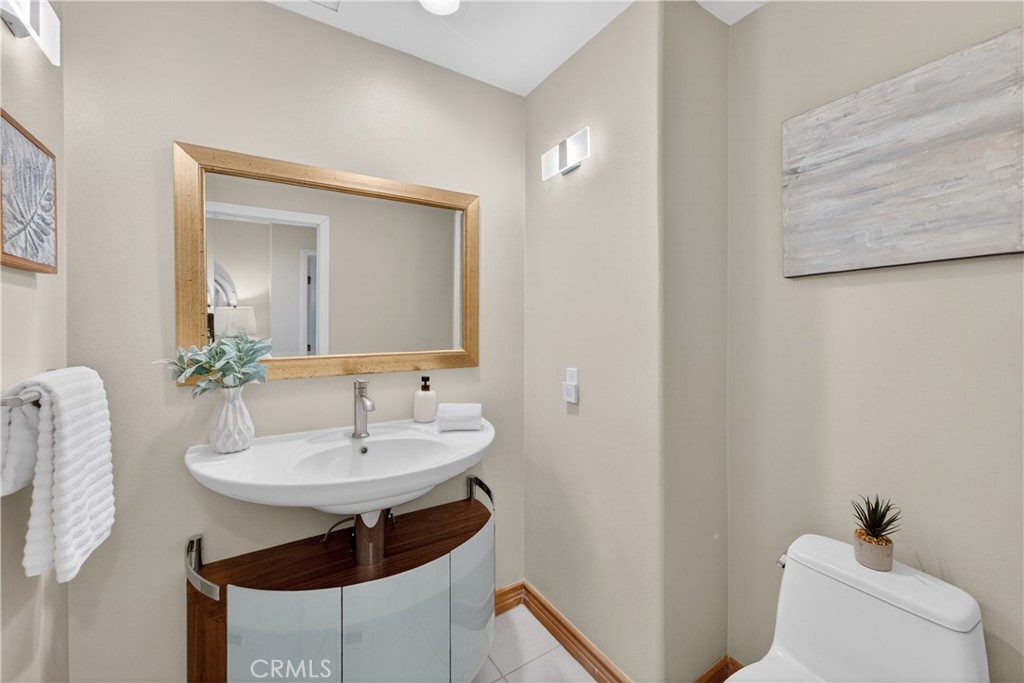 1050 N High Knoll