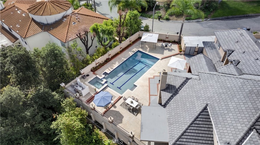 1050 N High Knoll