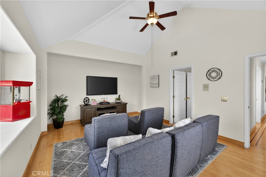 1050 N High Knoll