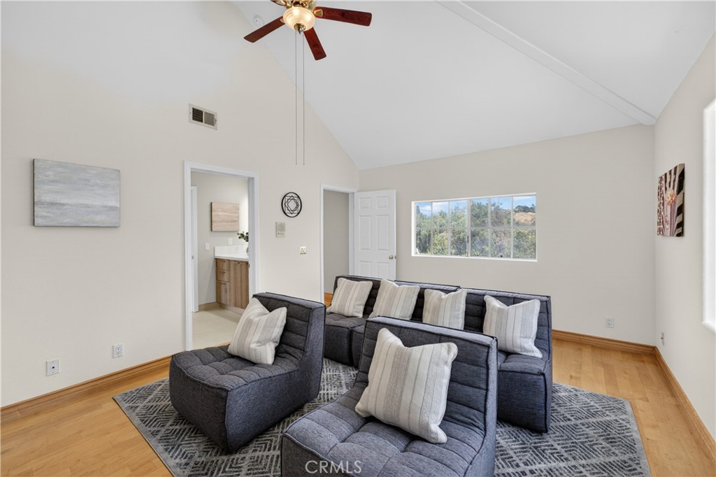 1050 N High Knoll