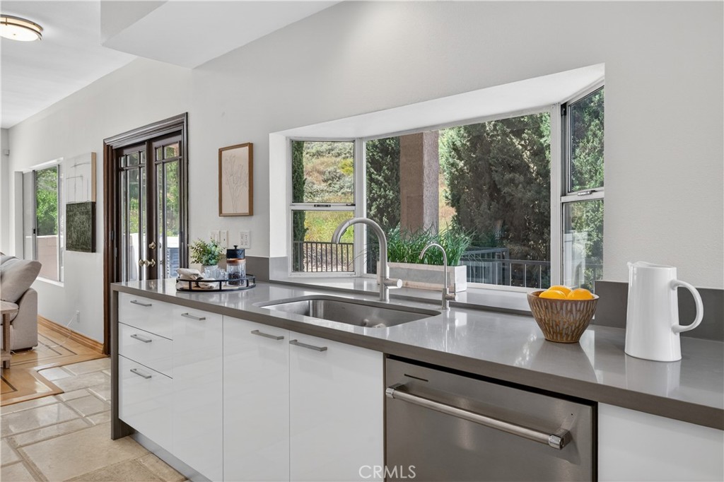 1050 N High Knoll