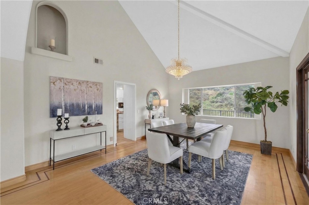 1050 N High Knoll