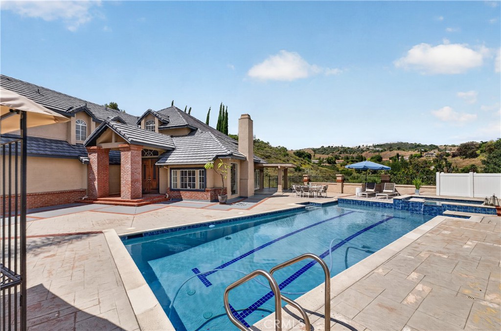 1050 N High Knoll