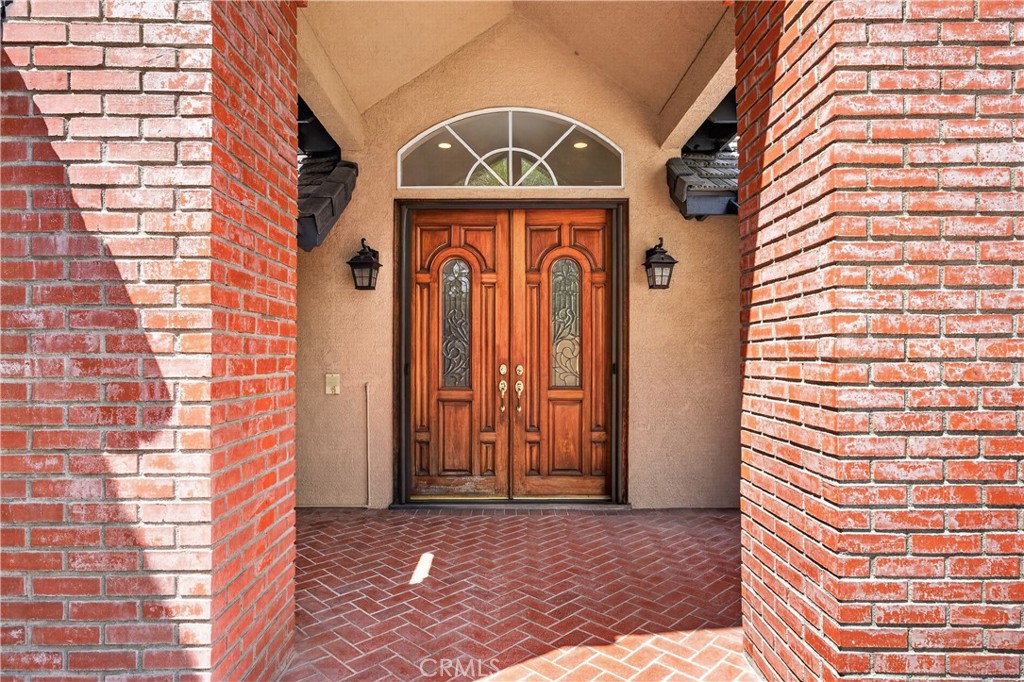 1050 N High Knoll