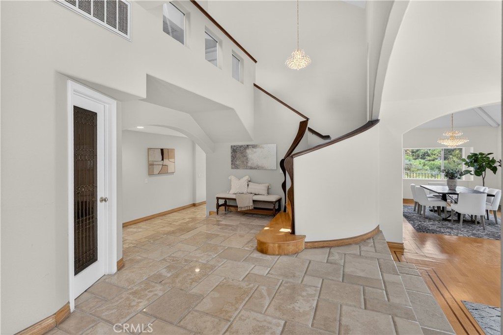 1050 N High Knoll