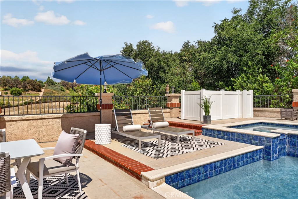1050 N High Knoll