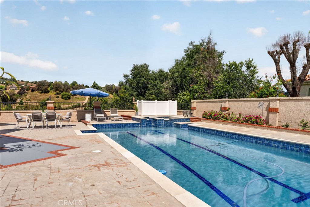1050 N High Knoll
