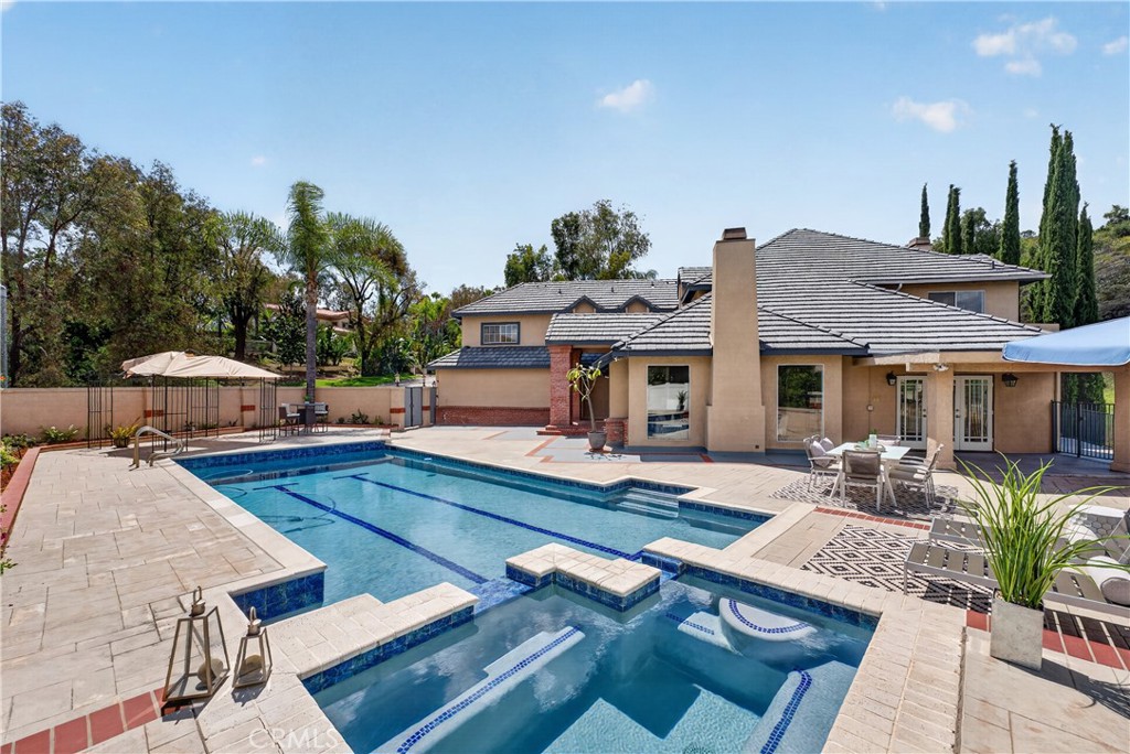 1050 N High Knoll