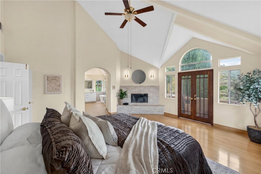 1050 N High Knoll