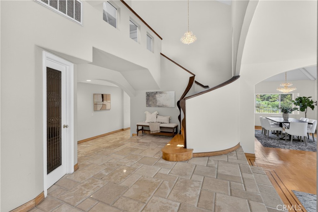1050 N High Knoll