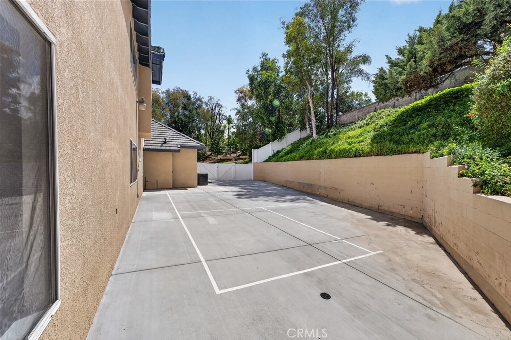 1050 N High Knoll