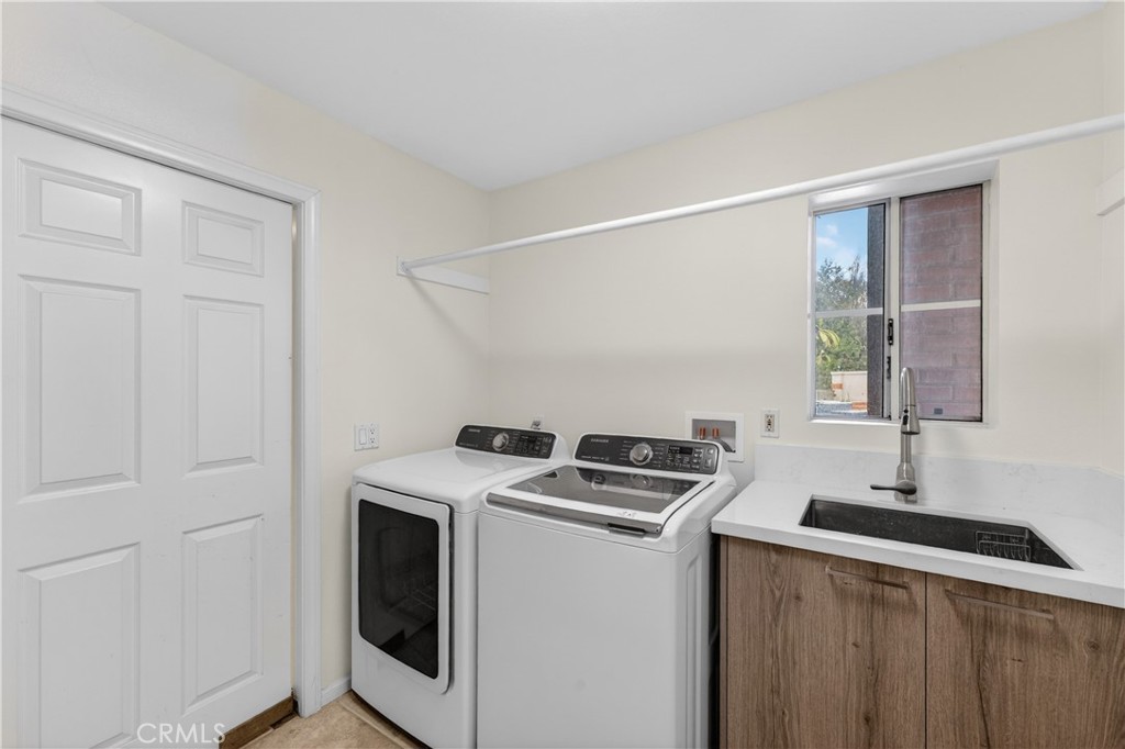 1050 N High Knoll