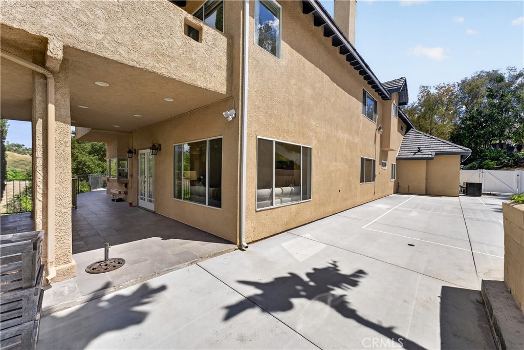1050 N High Knoll