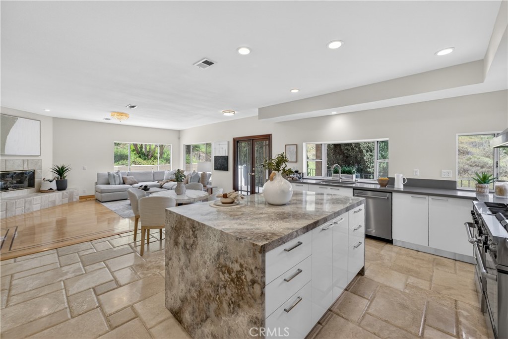 1050 N High Knoll