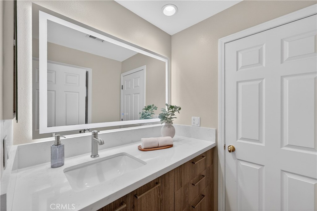 1050 N High Knoll